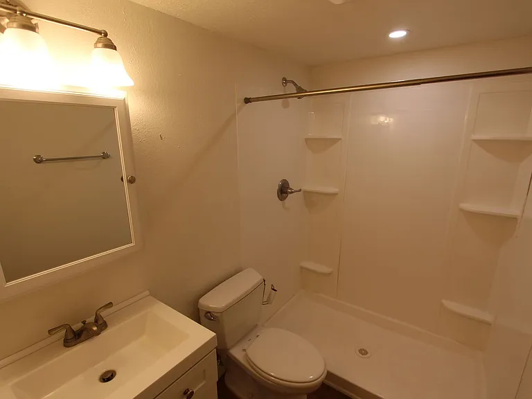 1612 N San Francisco St — Photo 14
