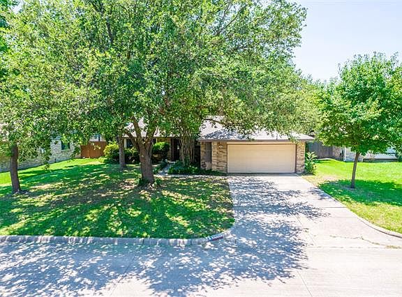 2nd image of 2405 Clayton Oaks Dr