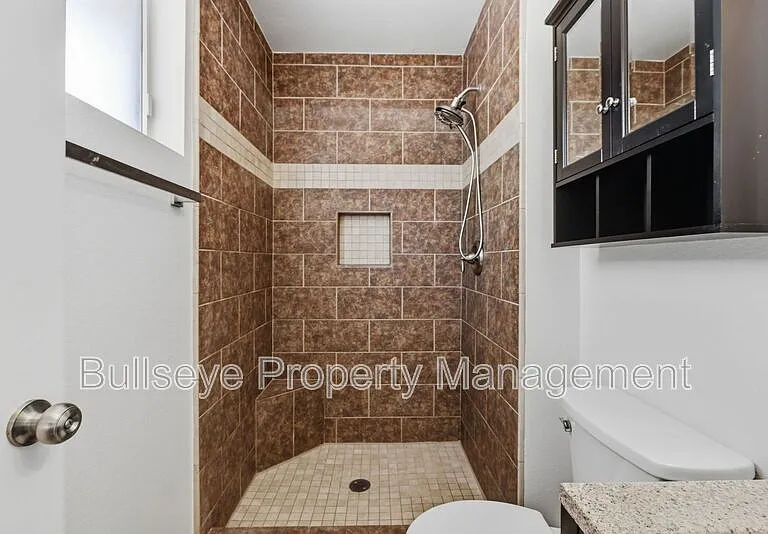 250 E Park Ave — Photo 26