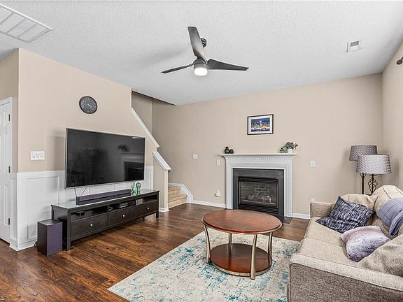 3rd image of 6031 Parkside Cir
