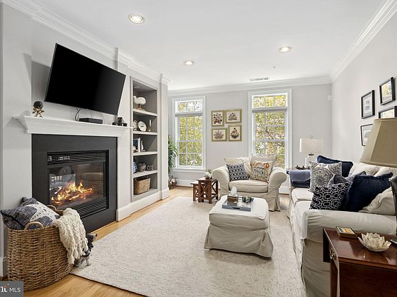 4th image of 600 2nd St APT 203