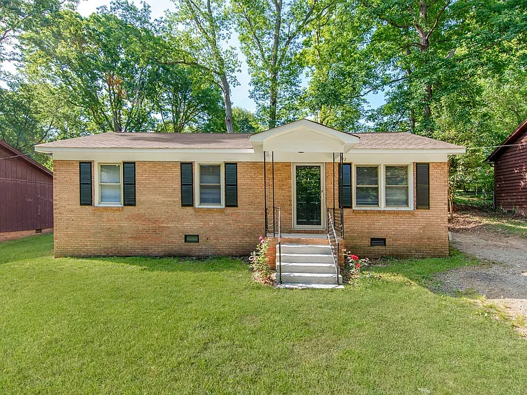 212 E Poplar St — Photo 1