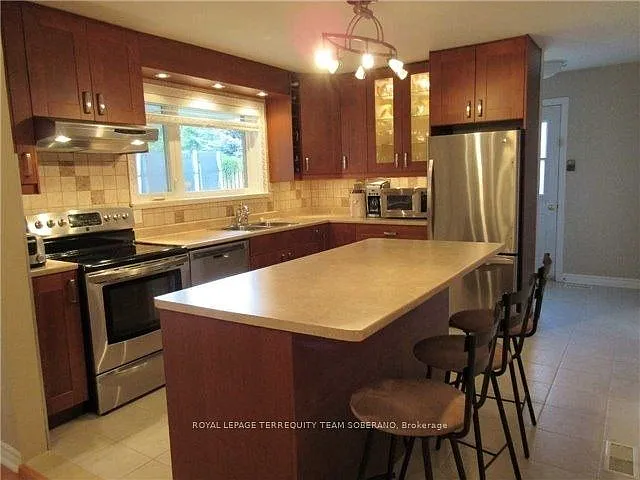 54 Roberts Cres — Photo 7