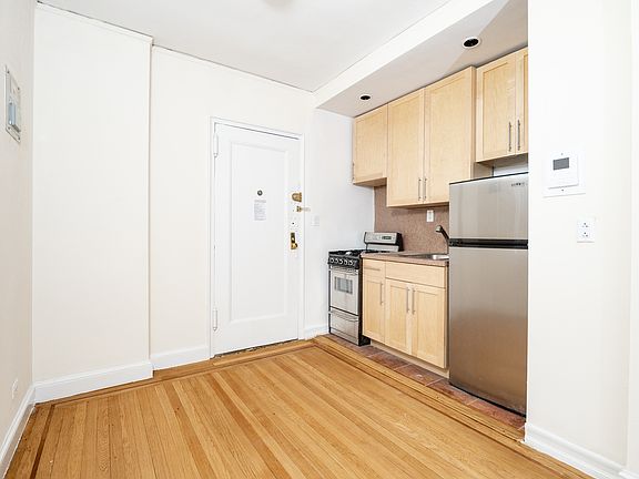 3rd image of 212 W 22nd St #4H