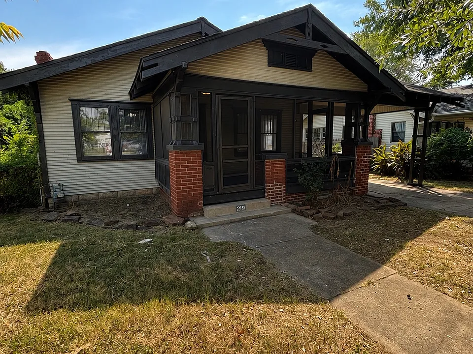 219 S Indianapolis Ave