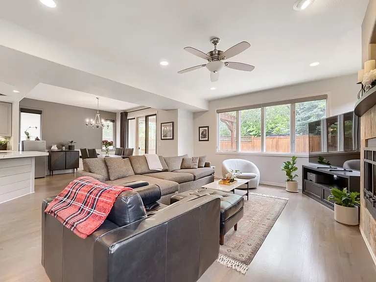 927 Poplar Pl — Photo 4