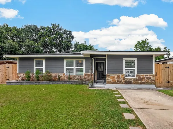 901 Temple Cir, Hitchcock, TX 77563