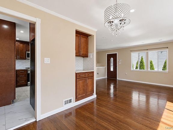 4th image of 5 Willets Drive