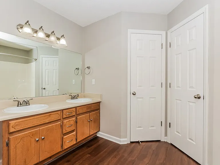 2826 Henderson Ln — Photo 10