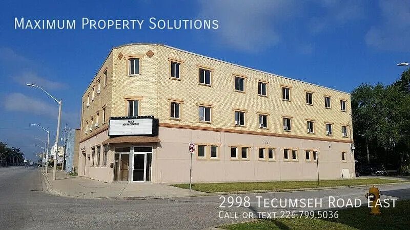 2998 Tecumseh Road East Windsor — Photo 2