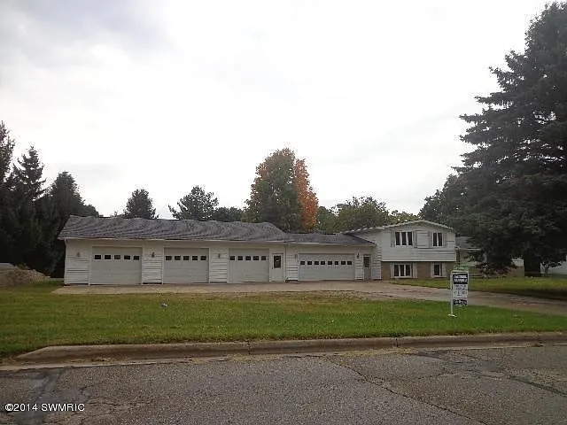 648 Looking Glass Ave photo 1