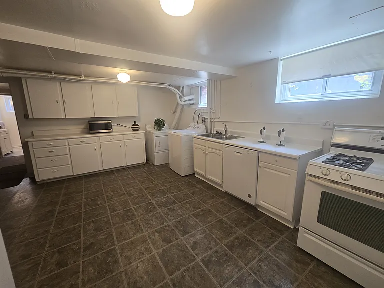1630 Perry St #B — Photo 11