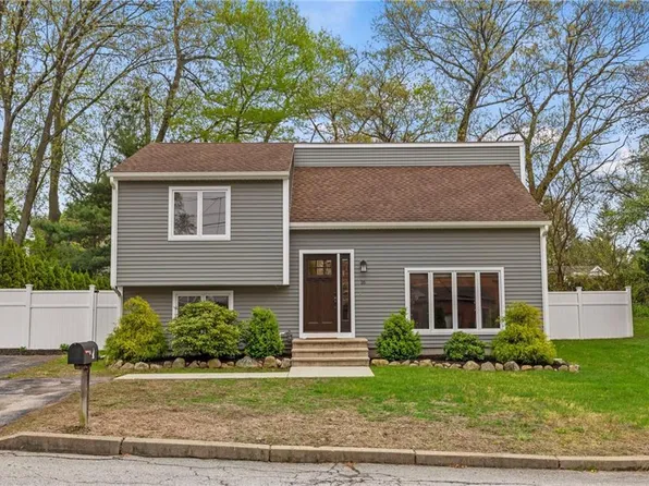 16 Patricia Dr, North Providence, RI 02904