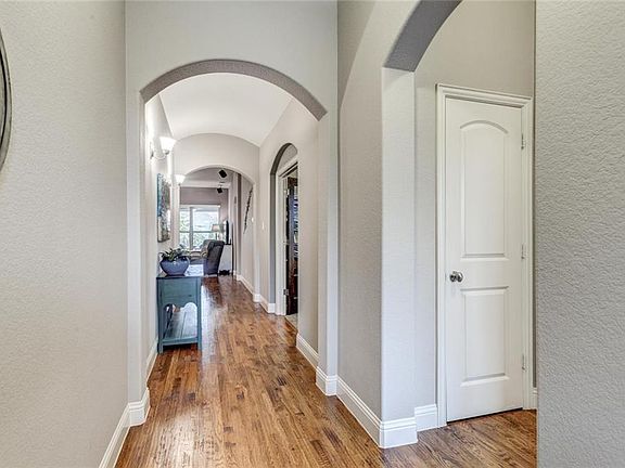 2nd image of 6813 Oriole Ln