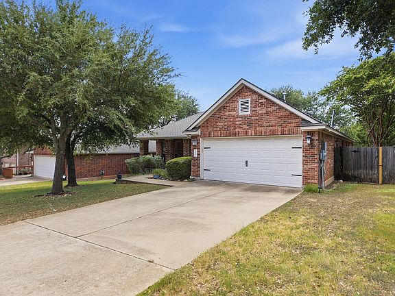 2nd image of 2409 Silver Spur Ln
