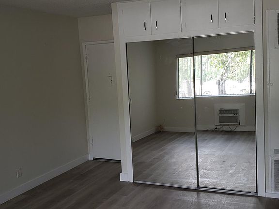 3rd image of 7131 Bellaire Ave APT 15