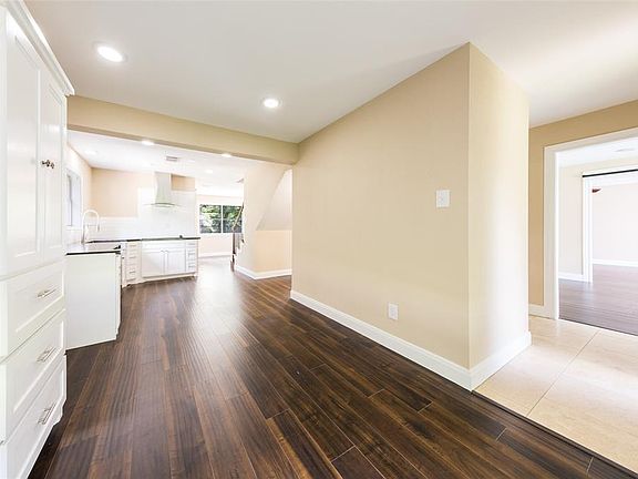 3rd image of 1806 Willow Dr