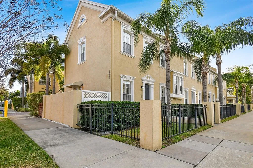 3 bed, 2.5 bath, 1472 sqft, $4,000 — Photo 2