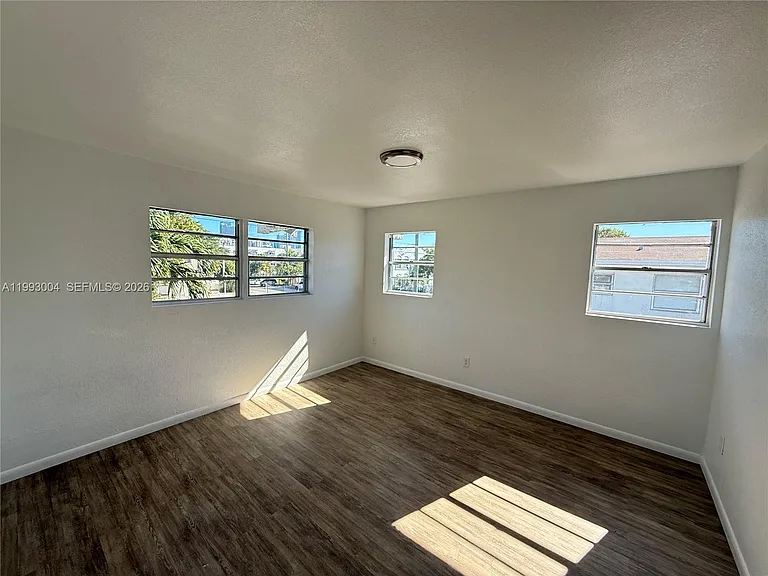 236 SW 10th Ave #B — Photo 4