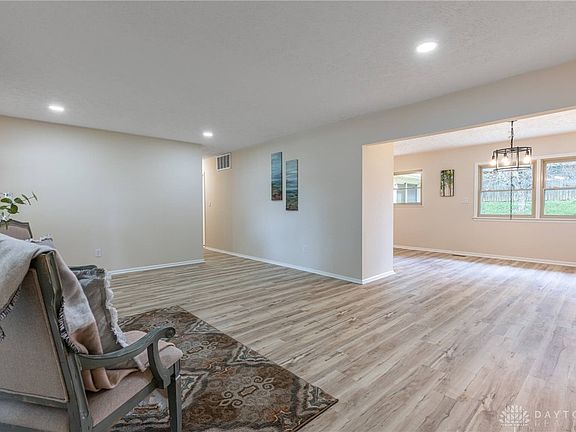 5th image of 420 Martha Dr