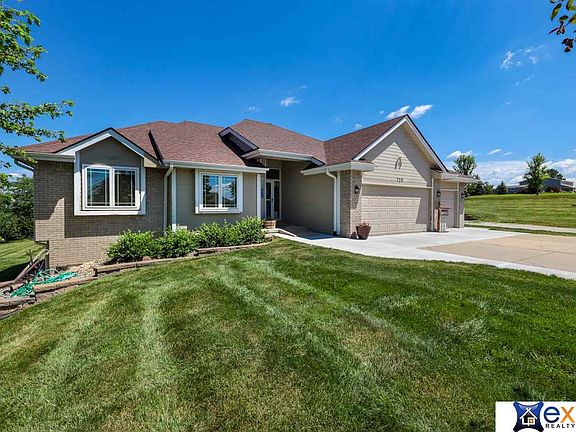 2nd image of 720 Lakeview Dr