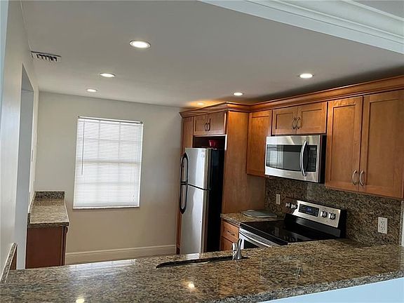 5th image of 605 Oaks Dr APT 809