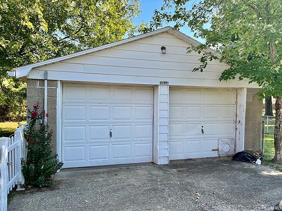 2nd image of 1917 N Villa Dr