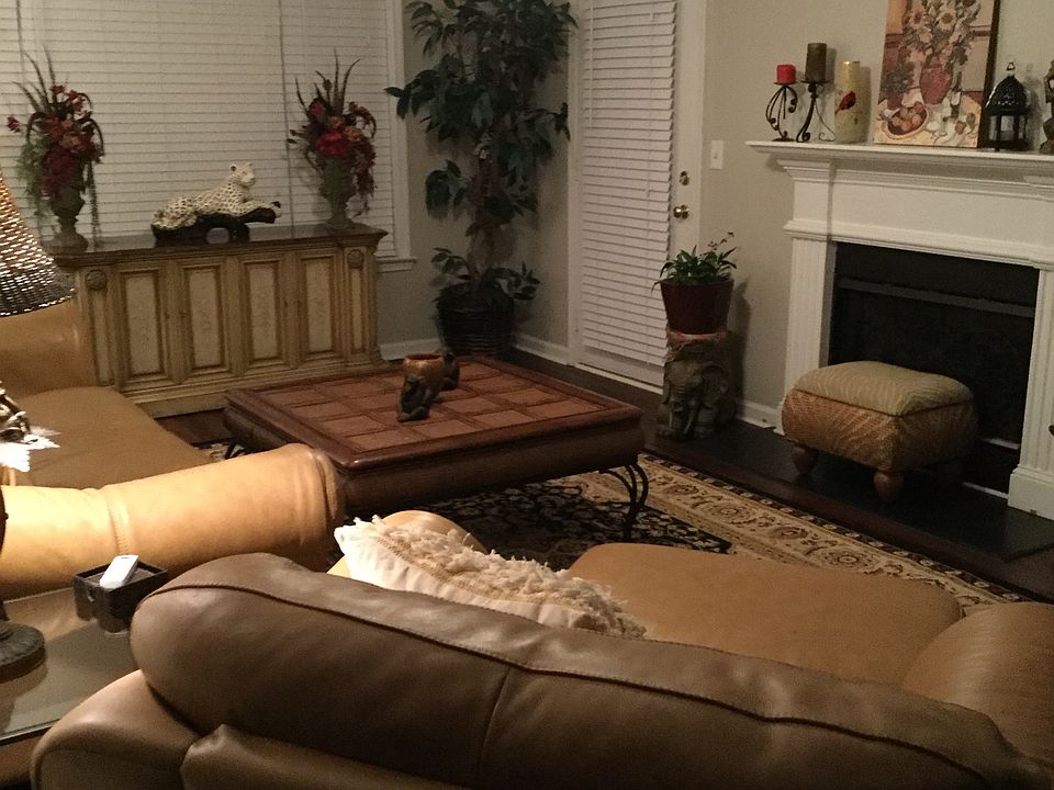 Living room w gas fireplace