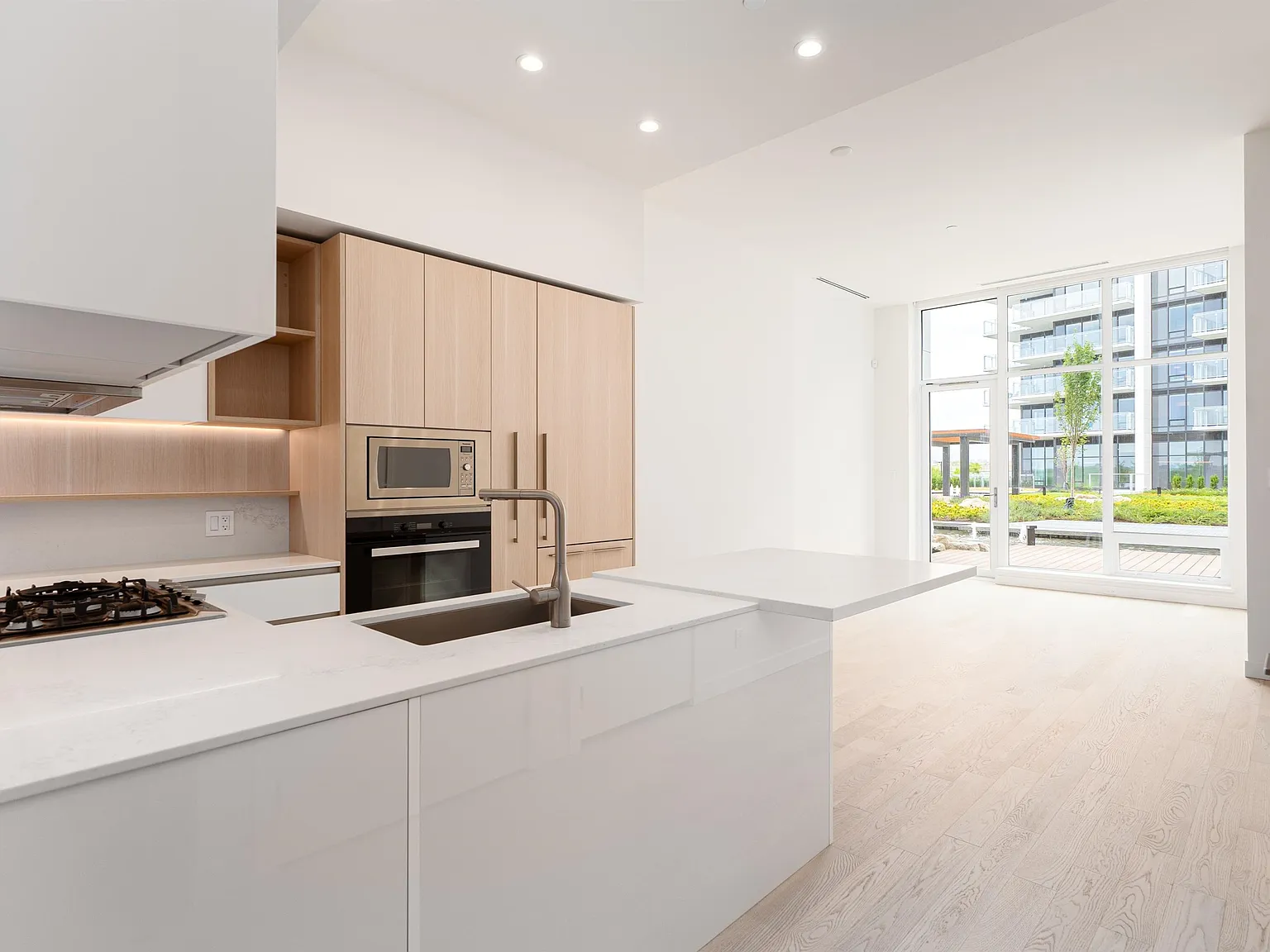 2 bed, 842 sqft, $3,600 — Photo 4