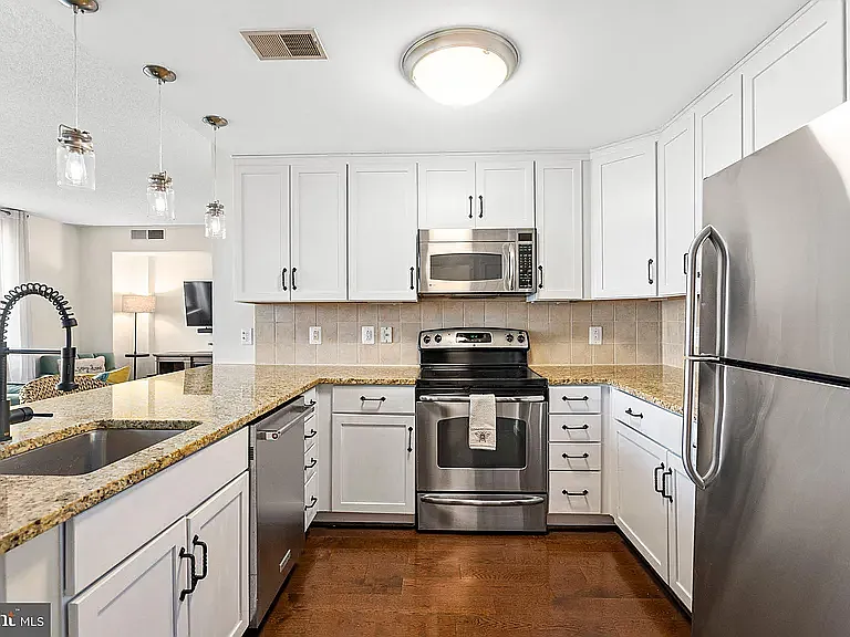 1 bed, 879 sqft, $3,000 — Photo 3