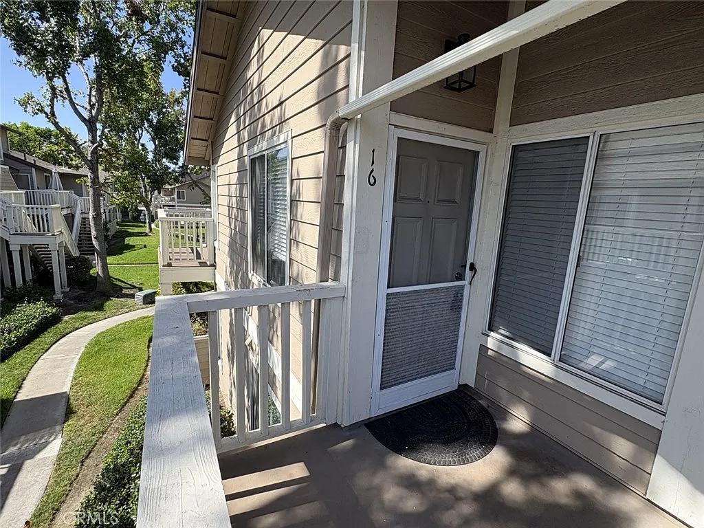2 bed, 894 sqft, $2,950 — Photo 2