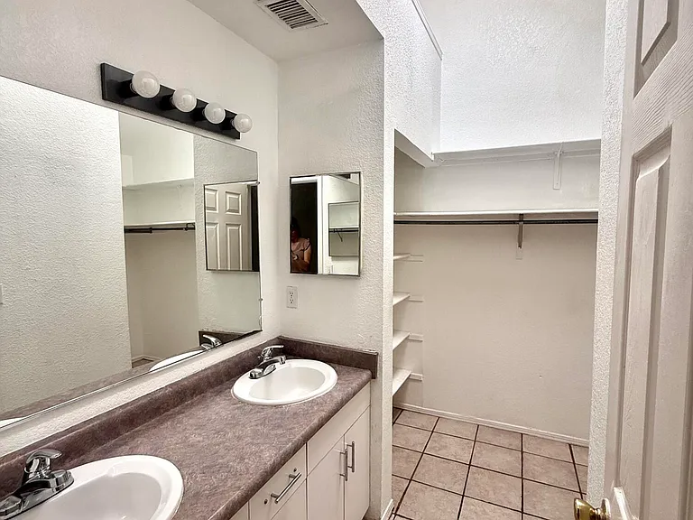 1884 Lyman Dutton Cir — Photo 11