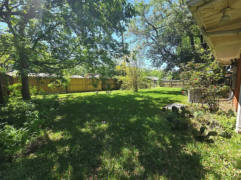 801 Rosewood Dr — Photo 32