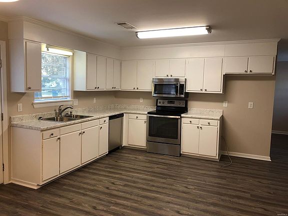 5th image of 223 Stewart St