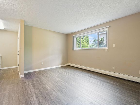 5th image of 612 S Van Buren St APT 11