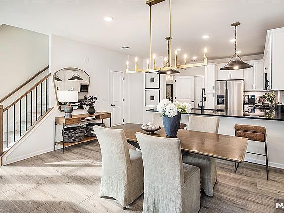 5th image of 300 Sycamore St #301