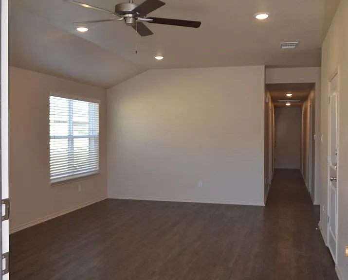 1713 Clovis Dr — Photo 2