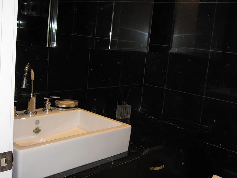 2020 Walnut St #20H — Photo 3