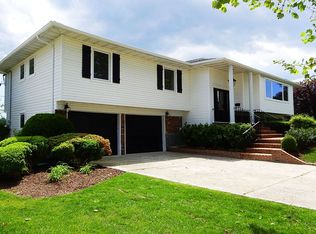 44 Acorn Ln, Plainview, NY 11803