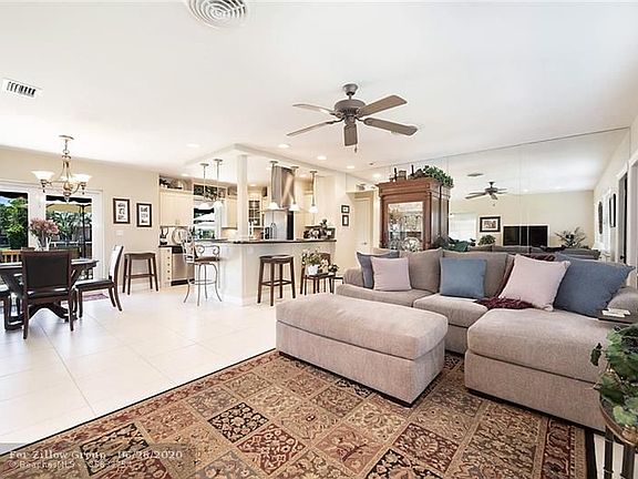 5th image of 301 SE 13th Ct
