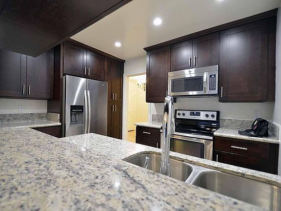 5th image of 6001 Canterbury Dr Unit 302