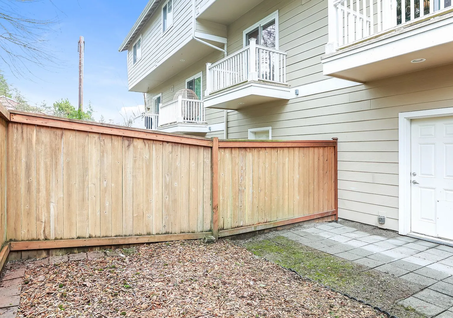 Bright and inviting townhome located in a charming community in Mountlake Terrace. — Photo 3