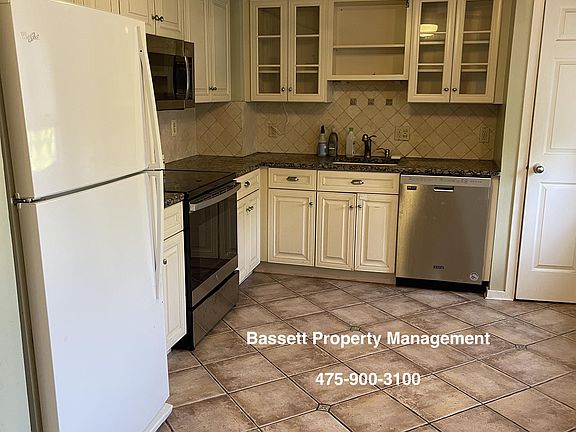 4th image of 1410 Whitney Ave Unit 1-B2