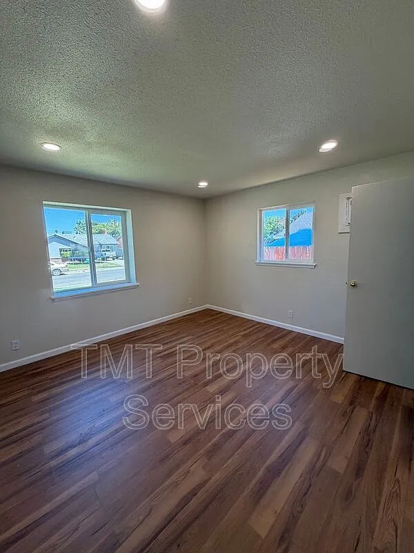 3 bed, 2.0 bath, 1477 sqft — Photo 2