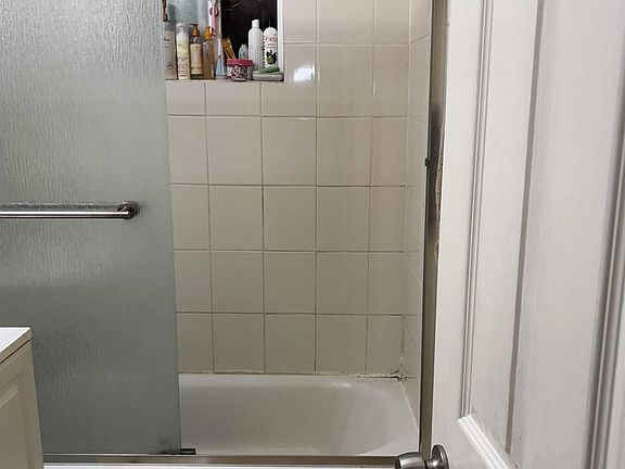 4th image of 3942 Broadway