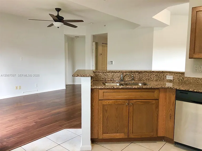 1811 NE 5th St #1501 — Photo 12