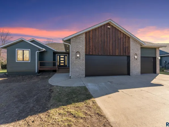 813 E Heatherwood Dr, Brandon, SD 57005