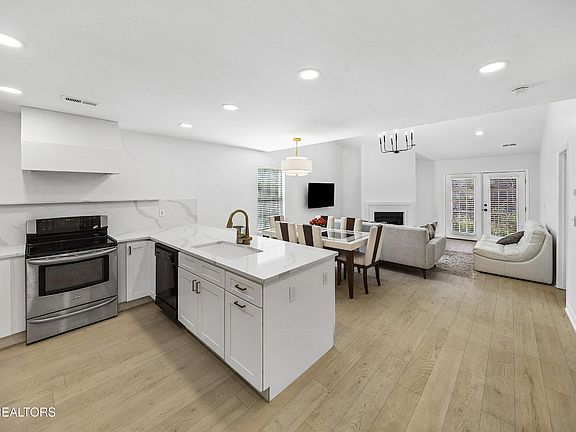 5th image of 642 Farragut Commons Dr