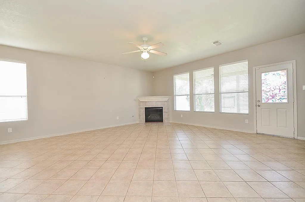 4 bed, 2.5 bath, 2445 sqft, $2,200 — Photo 2
