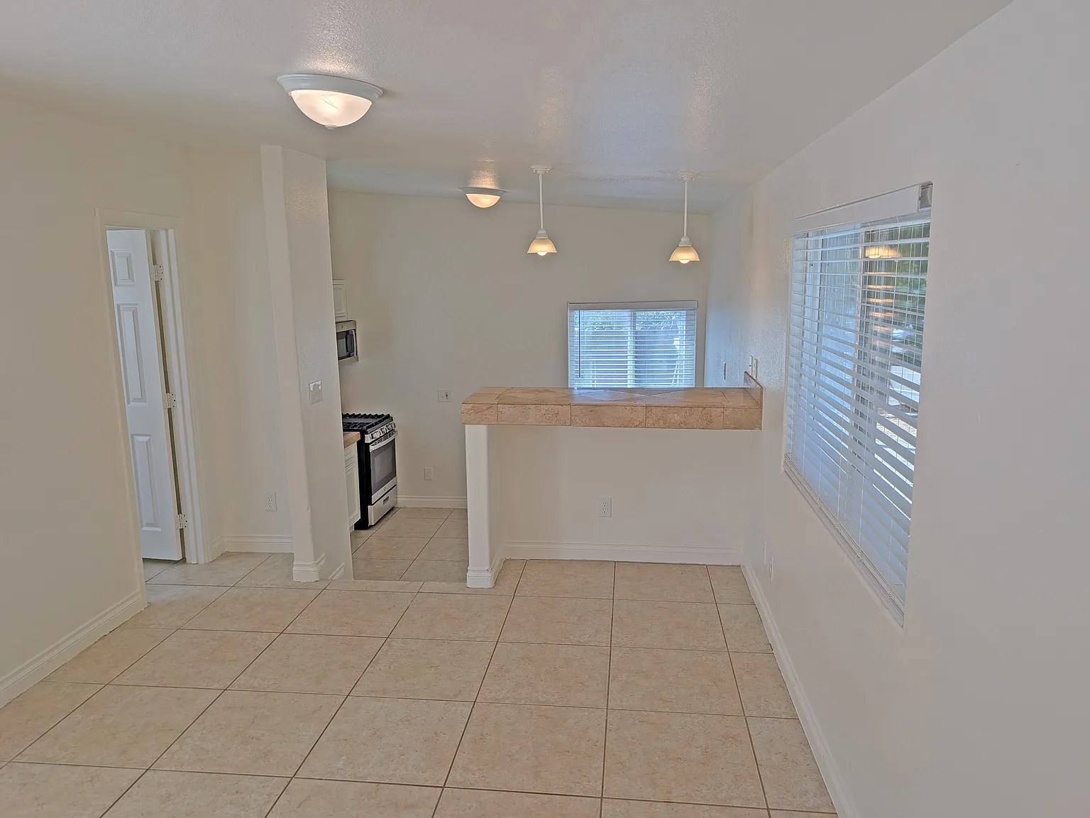 1 bed, 560 sqft, $2,395 — Photo 2